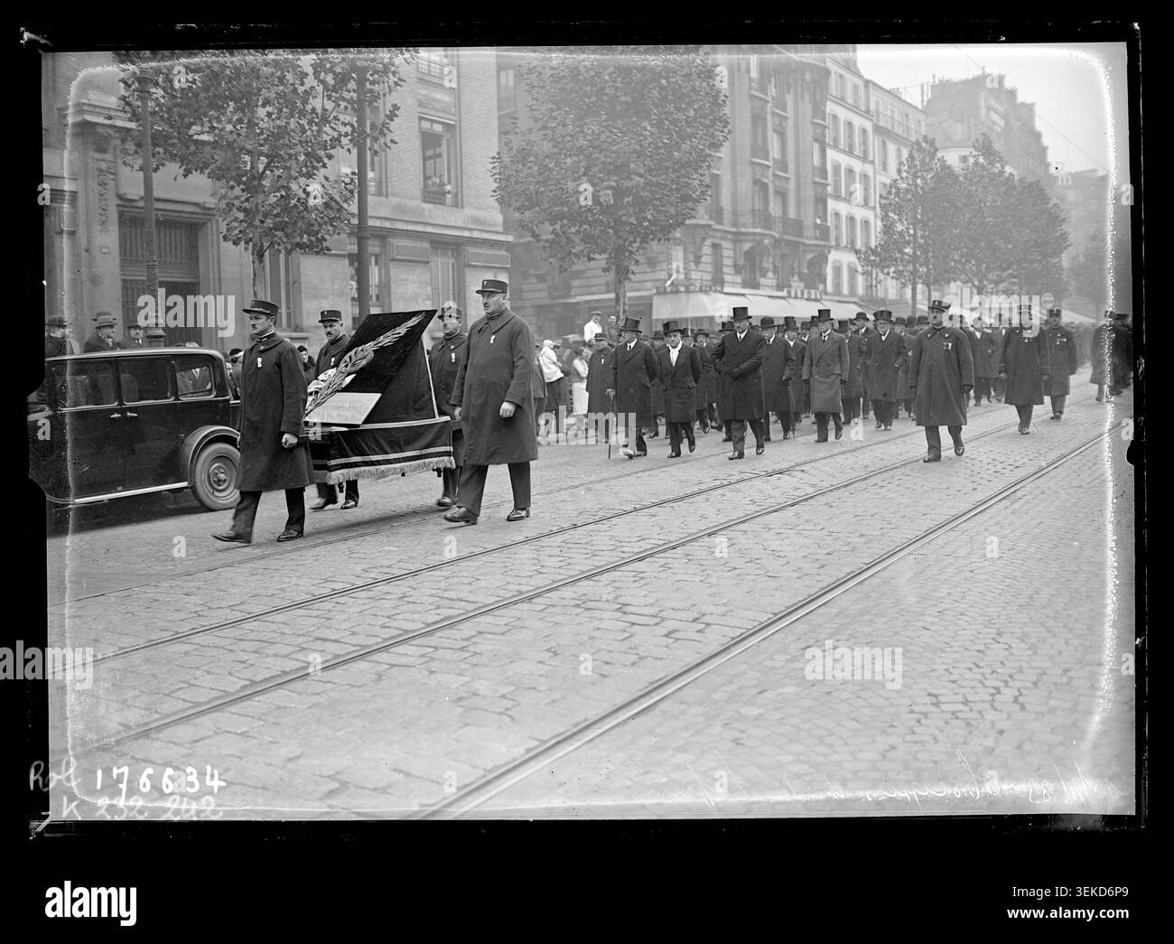 The funeral procession of Louis Lépine takes place on Boulevard du Montparnasse in Paris on 13 November 1933, recorded in a press photograph including collective portraits of mourners and ceremonial participants. Stock Photo