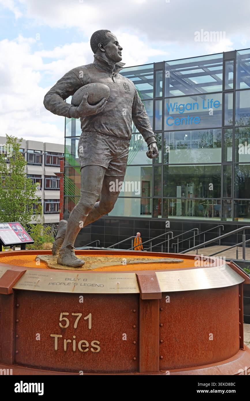 571 Tries Billy Boston statue in Wigan town centre, Greater Manchester, England, UK, wider view with Wigan Life Centre. RIP Sir Bill 24/08/2026 Stock Photo