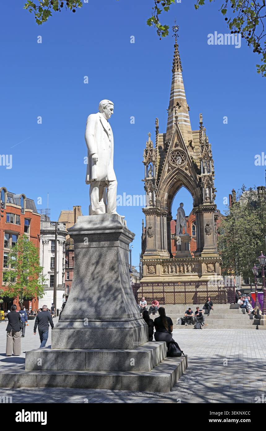 Heywood statue and Albert Memorial in Albert Square, Manchester, England, UK, beneath a clear blue sky. Stock Photo