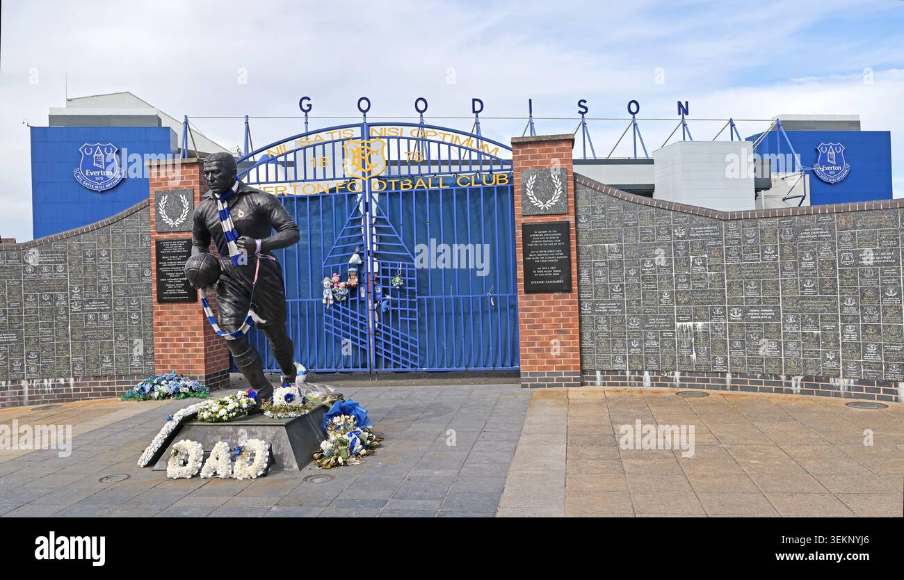Everton FC gates and Dixie Dean statue with funeral flowers at Goodison Park in Liverpool, England, UK. Stock Photo