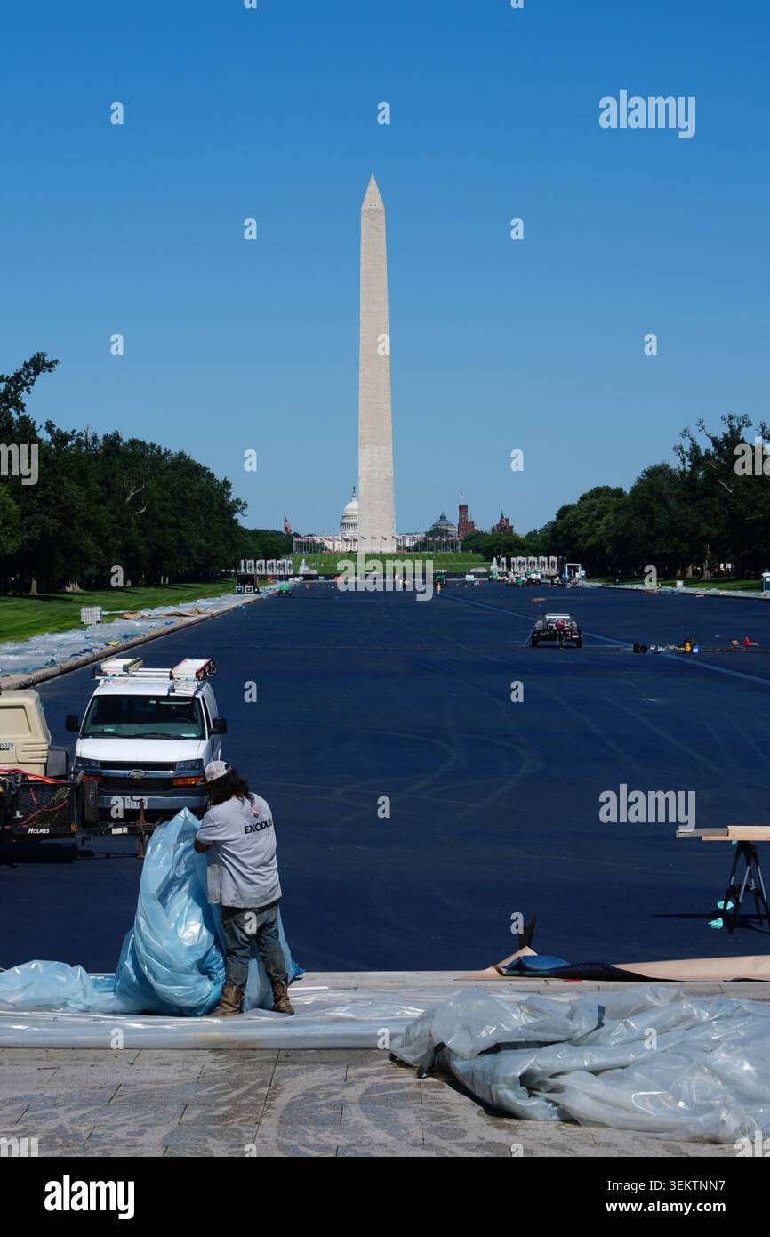 Workers clear tarps at the Lincoln Memorial Reflecting Pool, Wednesday ...