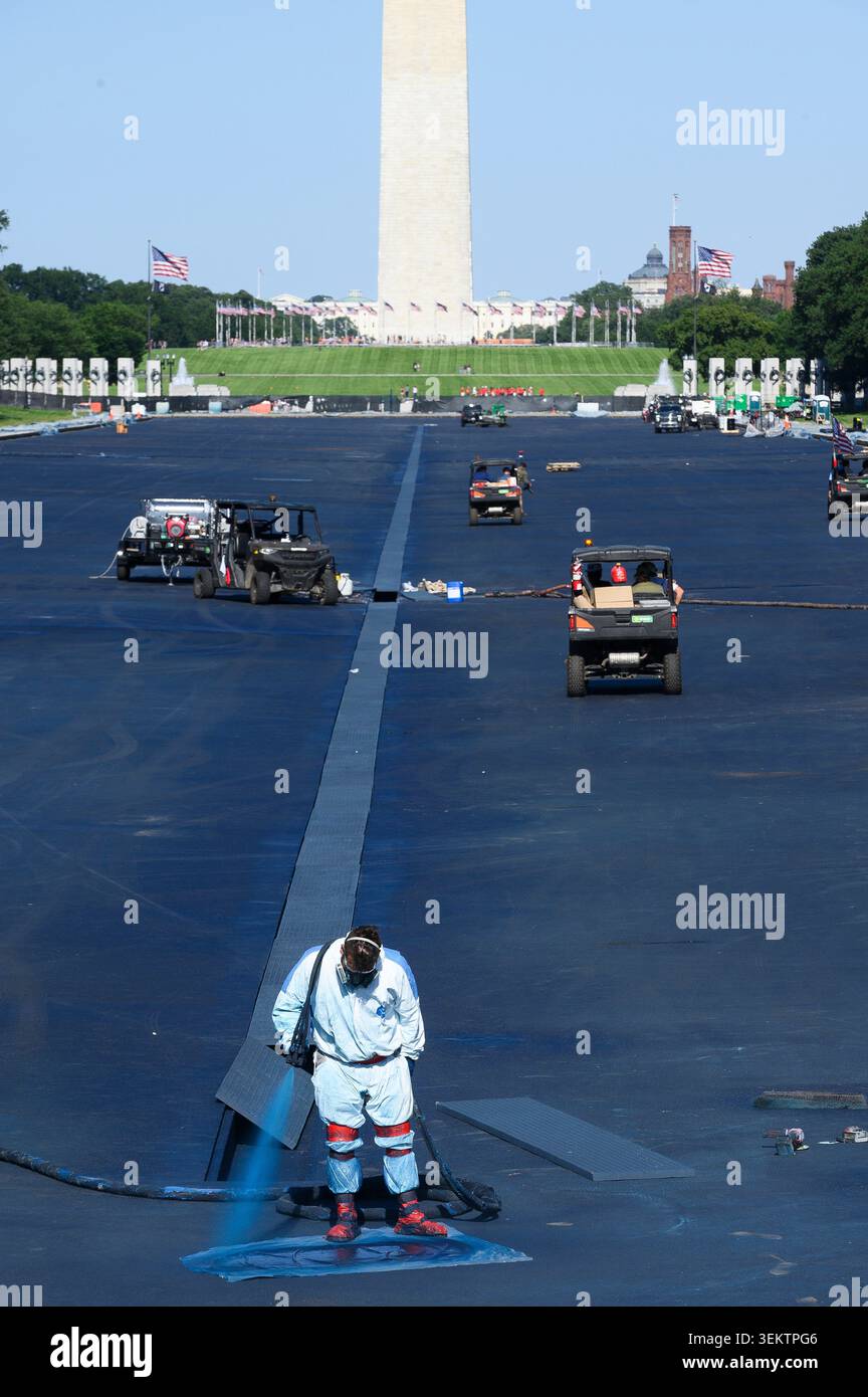 A worker sprays paint on the Lincoln Memorial Reflecting Pool in ...
