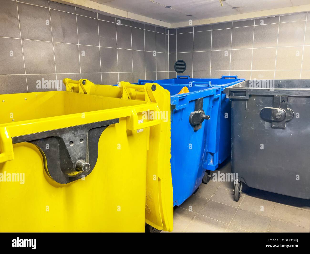 Garbage bins apartment building hi-res stock photography and images - Alamy