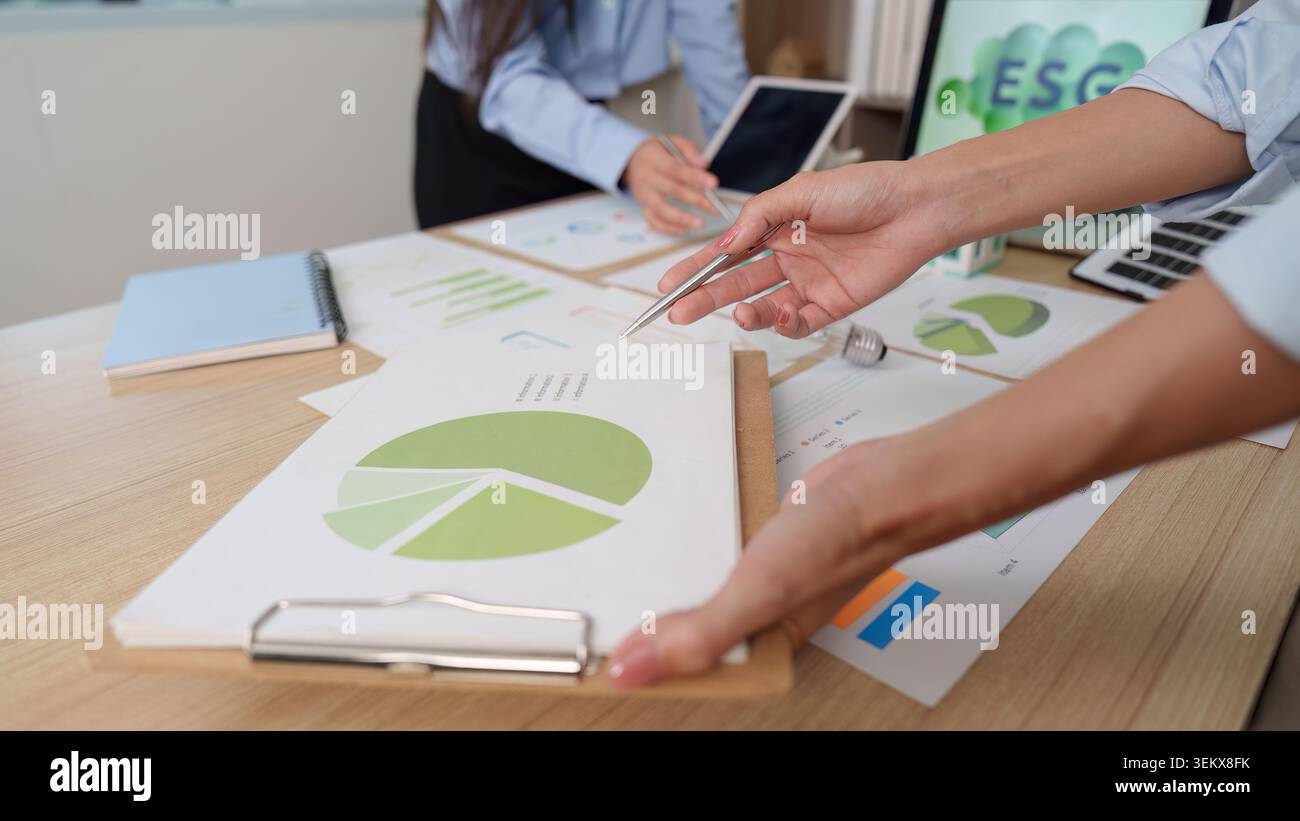 Business meeting on esg hi-res stock photography and images - Alamy
