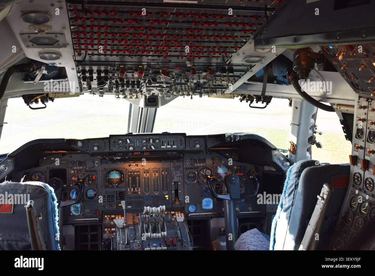 Jumbo jet boeing 747 cockpit hi-res stock photography and images