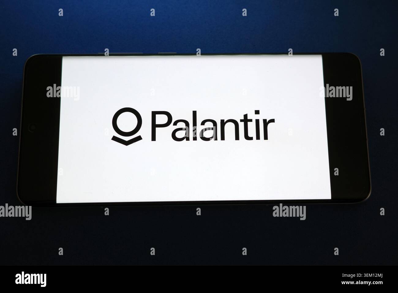 Palantir logo displayed on a smartphone screen Stock Photo