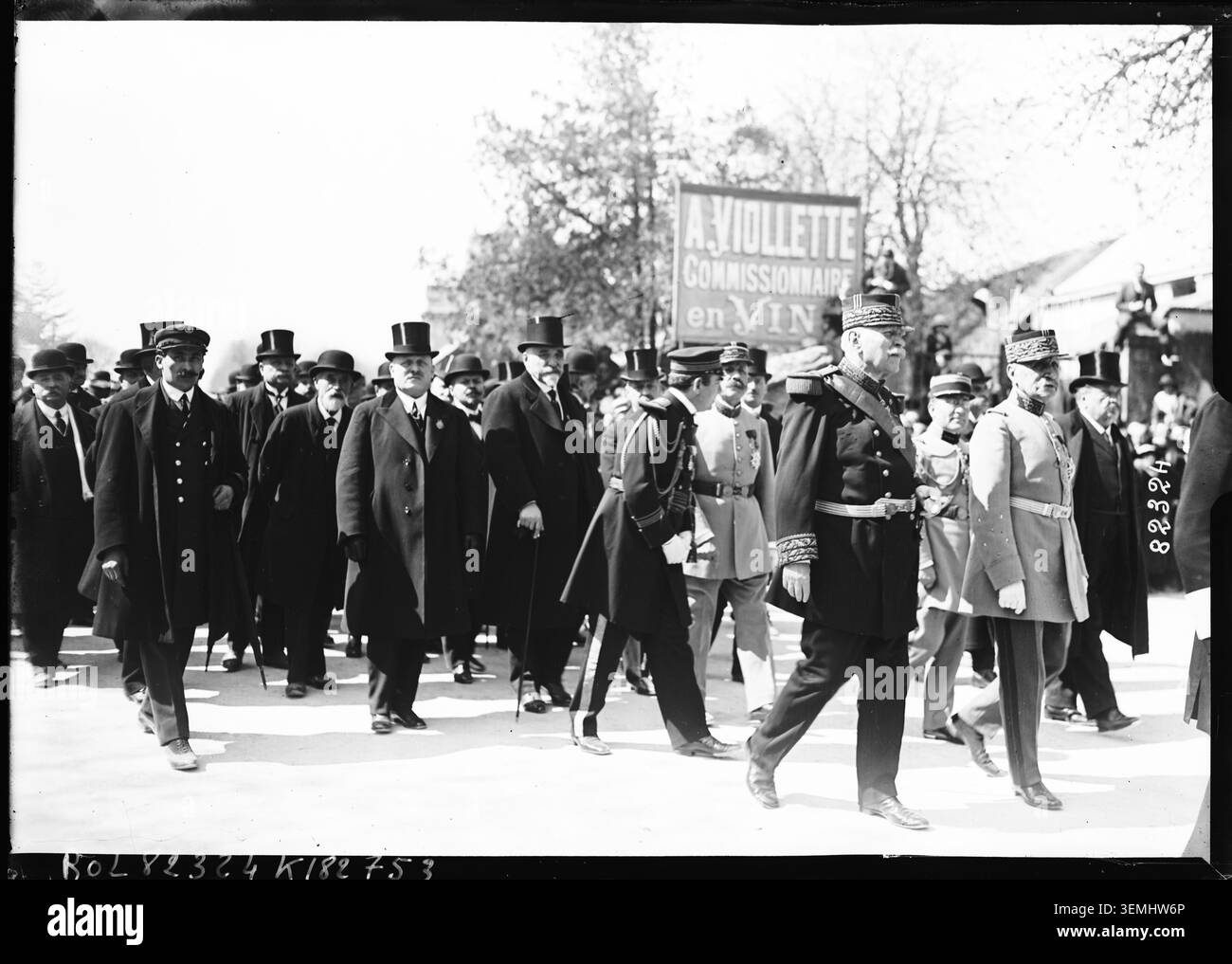 Politicians and military leaders join the funeral procession for General Joseph Maunoury in Mer, Loir-et-Cher, on 2 April 1923. The Agence Rol press photograph records participants including Foch, Joffre, Lépine, Robaglia, Peuch and Dubail during the funeral ceremonies. Stock Photo