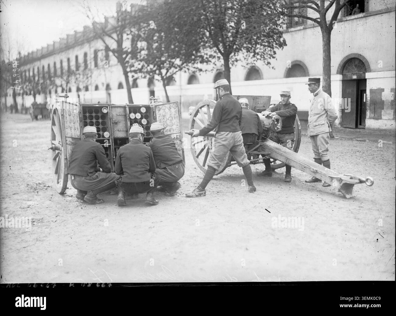 Soldiers of the 1917 conscription class conduct cannon firing exercises ...