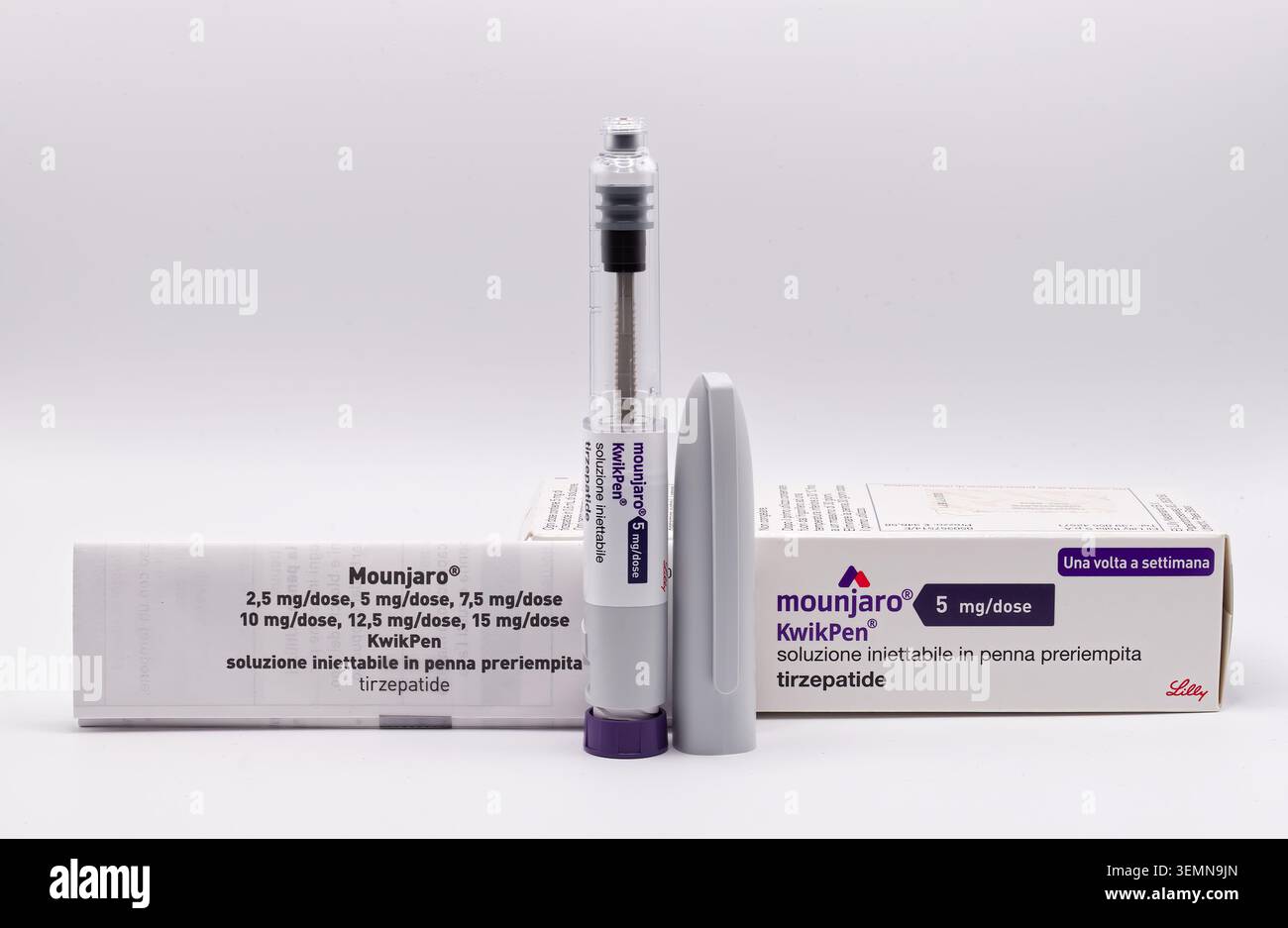 tirzepatide device Kwikpen hi-res stock photography and images