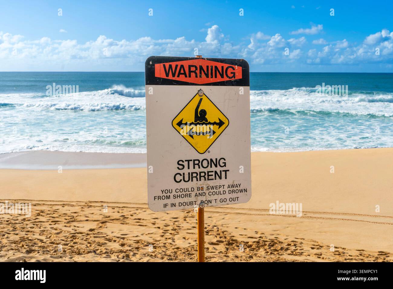 Warning sign for strong currents and drowning risk in Hawaii Stock Photo