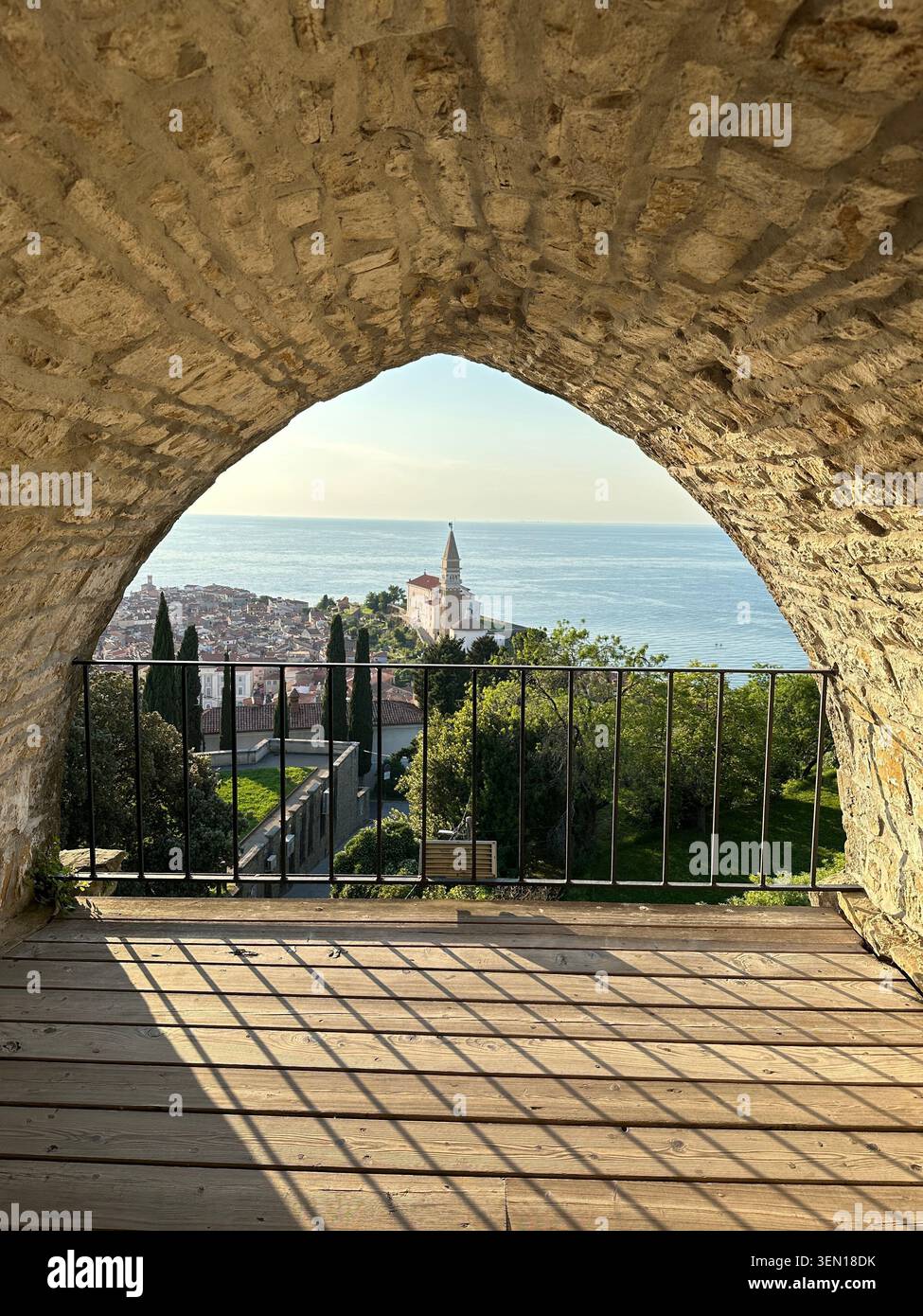 Broad stone arch frames hi-res stock photography and images - Alamy