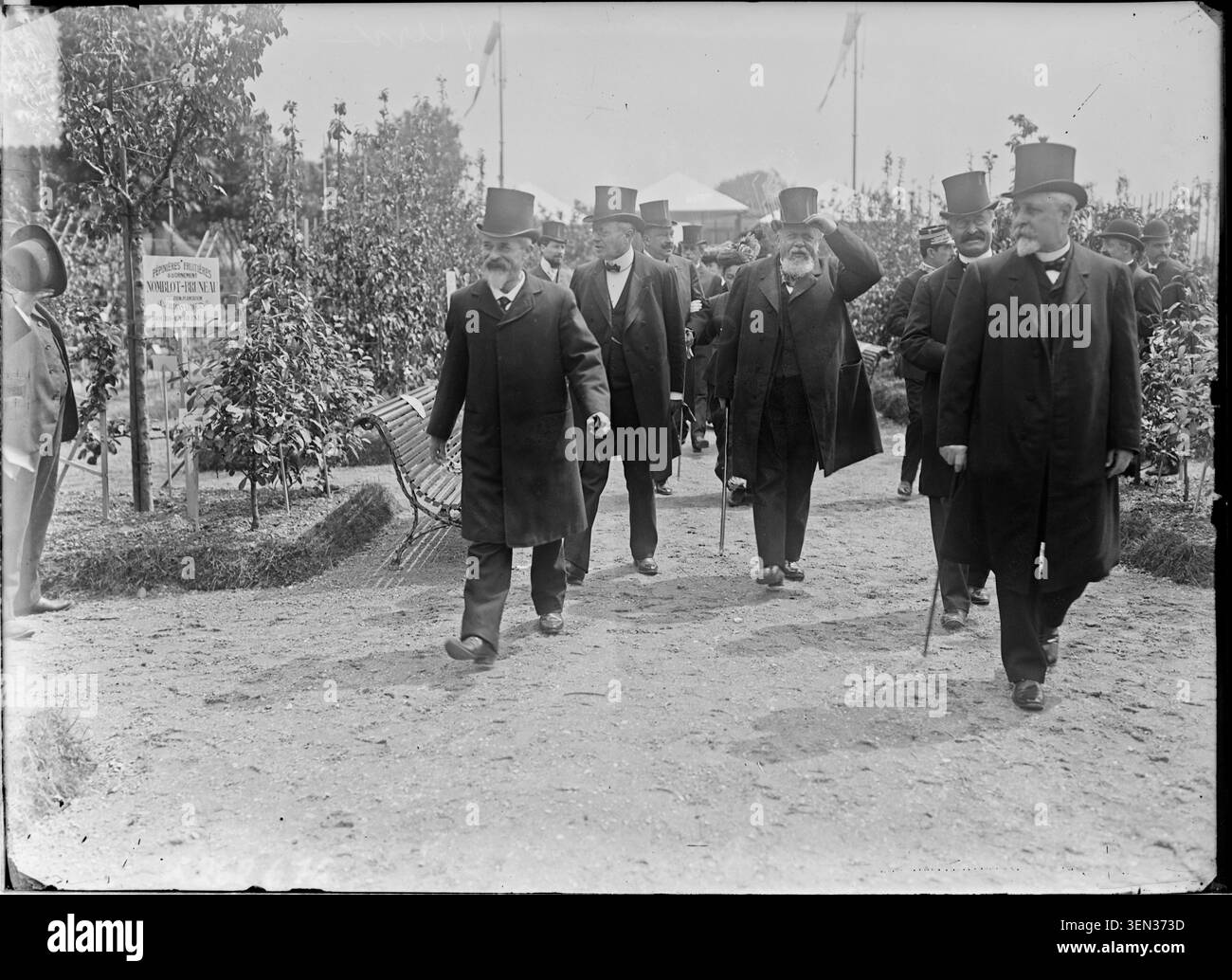 Armand Fallières attends the horticultural exhibition at the Cours-la-Reine in Paris in 1907. The press photograph records collective portraits of French political and civic figures present at the event. Stock Photo