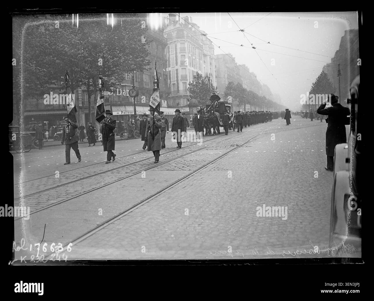 A press photograph records the funeral procession of Louis Lépine along Boulevard du Montparnasse in Paris on 13/11/1933. The event appears in a collective portrait linked to obsequies and public ceremonies. Stock Photo