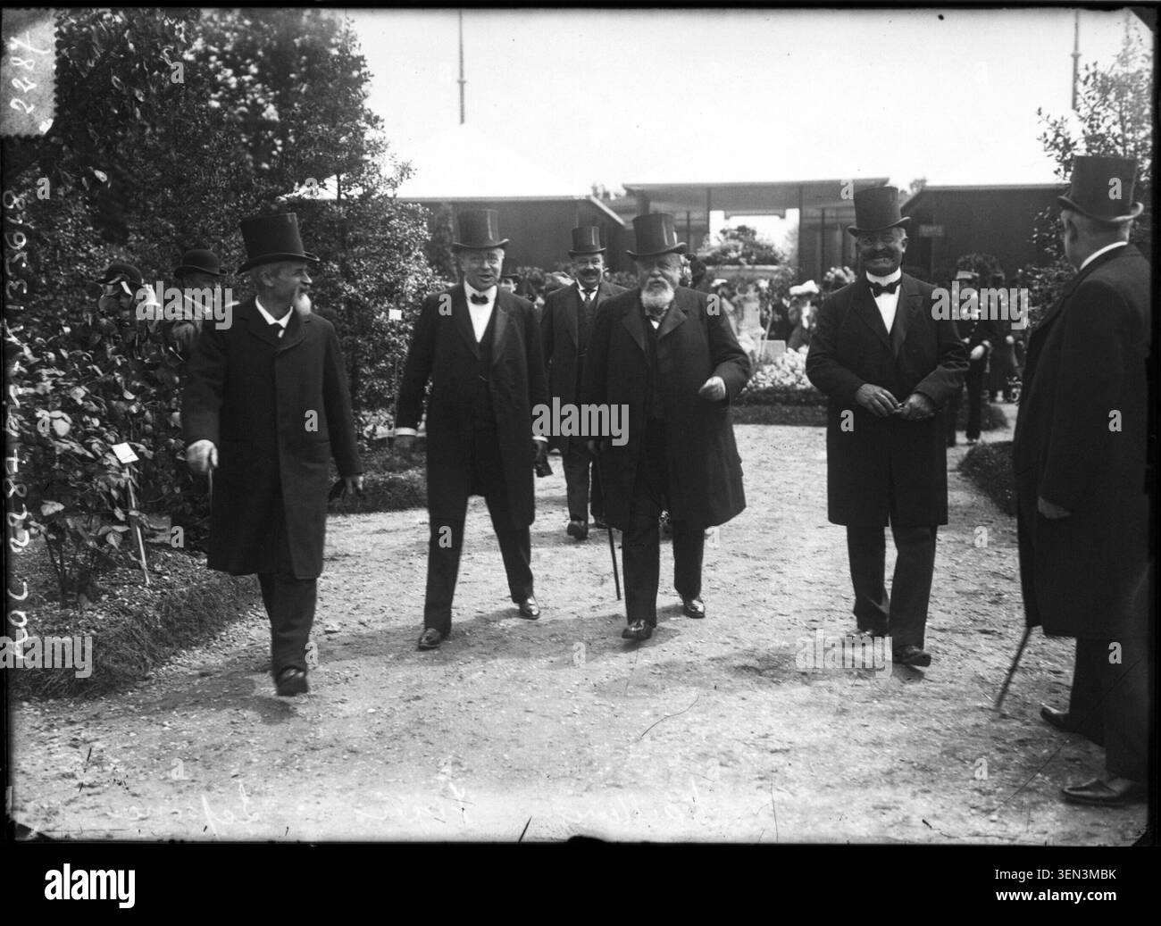 Armand Fallières, Albert Viger, and Louis Lépine attend a floral exhibition in Paris on 23 May 1907, captured by Agence Rol for press publication, including Joseph Ruau and other officials in collective portrait. Stock Photo