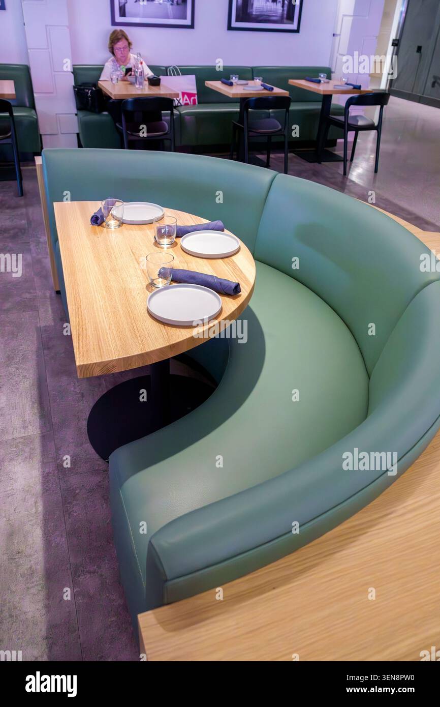 Empty restaurant booth hi-res stock photography and images - Alamy