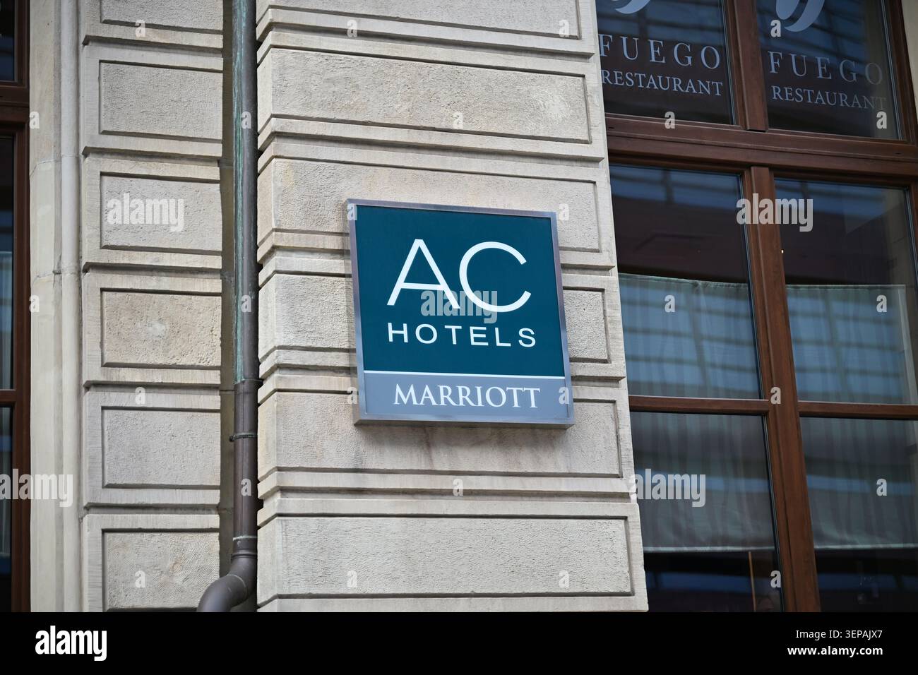 Marriott hotel logo building hi-res stock photography and images