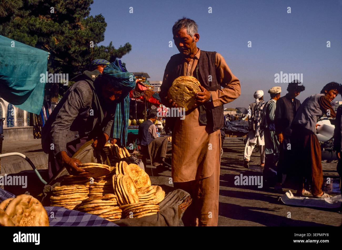 Street traders selling traditional naan flat bread in the early morning, Kabul, Afghanistan, August 1992. Stock Photo