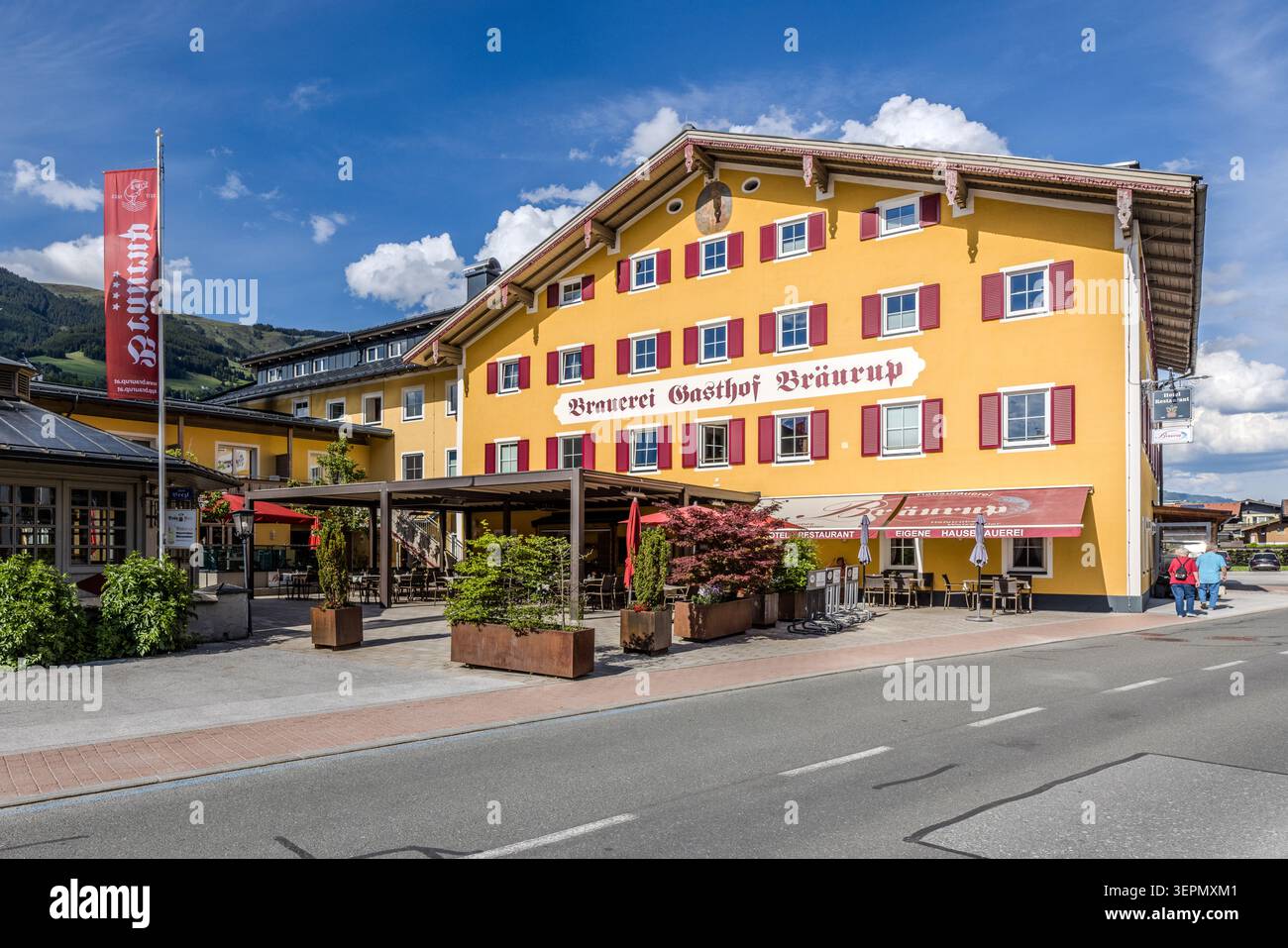 The yellow Bräurup brewery inn, with its street-side terrace, is situated on Kirchgasse in Mittersill. The building combines a restaurant, a microbrewery and a hotel under one roof. Kirchgasse, Klausen, Felben, Mittersill, Bezirk Zell am See, Salzburg, 5730, Austria Stock Photo