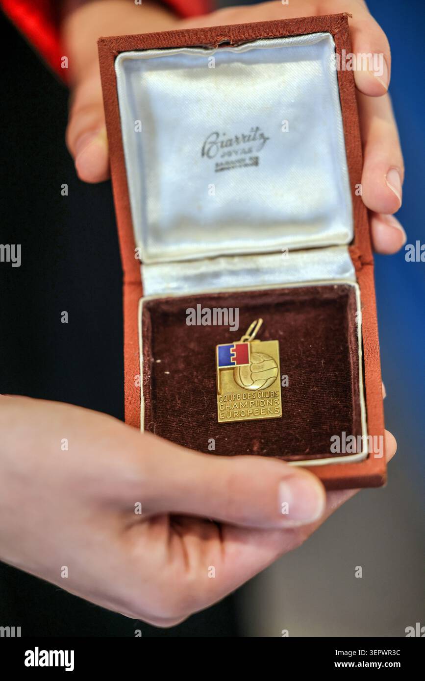 1968 european cup winners medal hi-res stock photography and