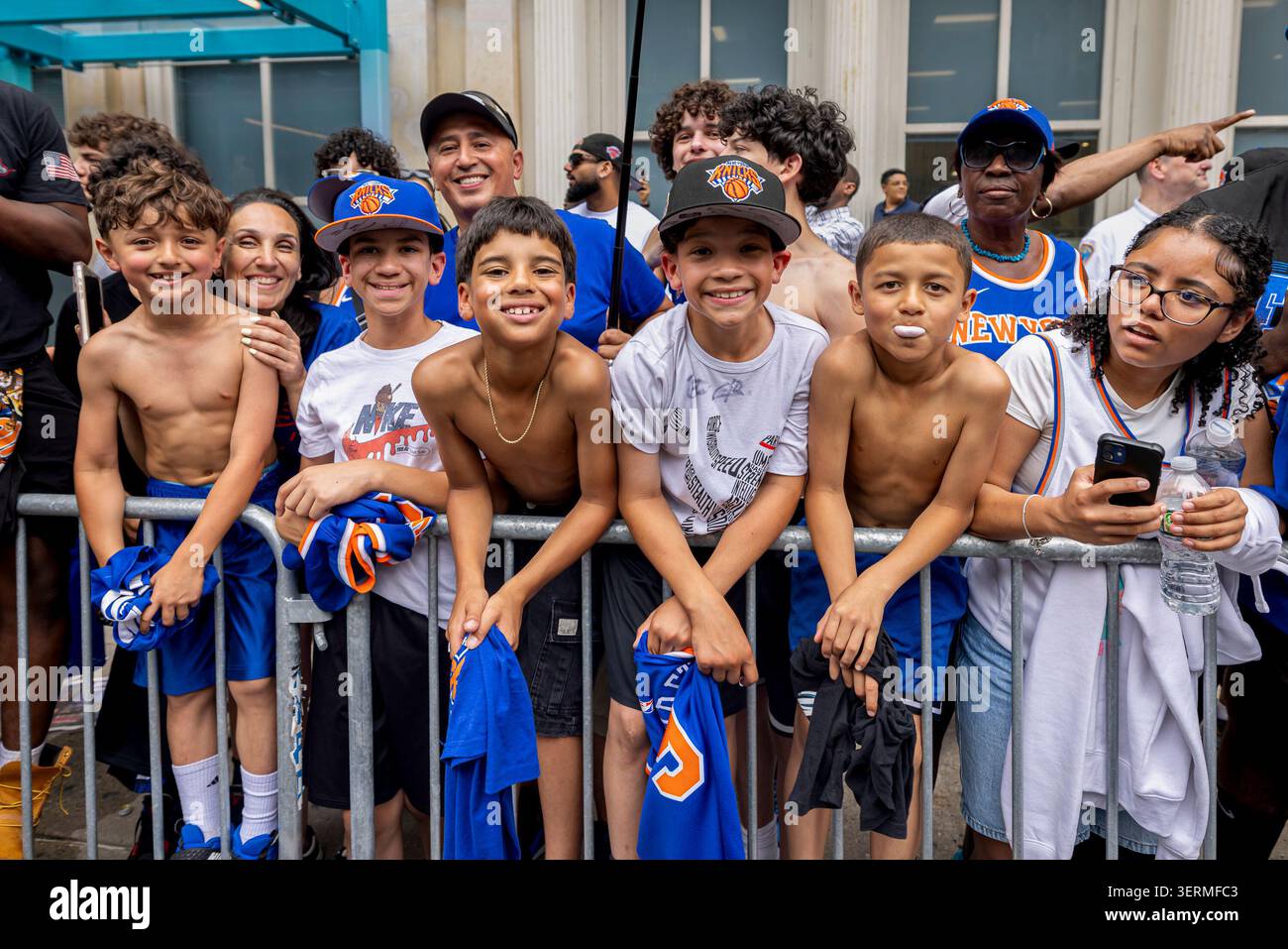 Fans cheer during the New York Knicks Championship ticker tape parade ...