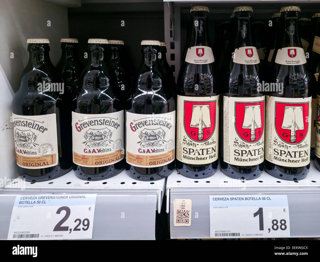 DENIA, SPAIN - Juny 18, 2026.Grevensteiner Original and Spaten Munchners Hell are displayed on a supermarket shelf in Spain. The brown bottles showcas Stock Photo