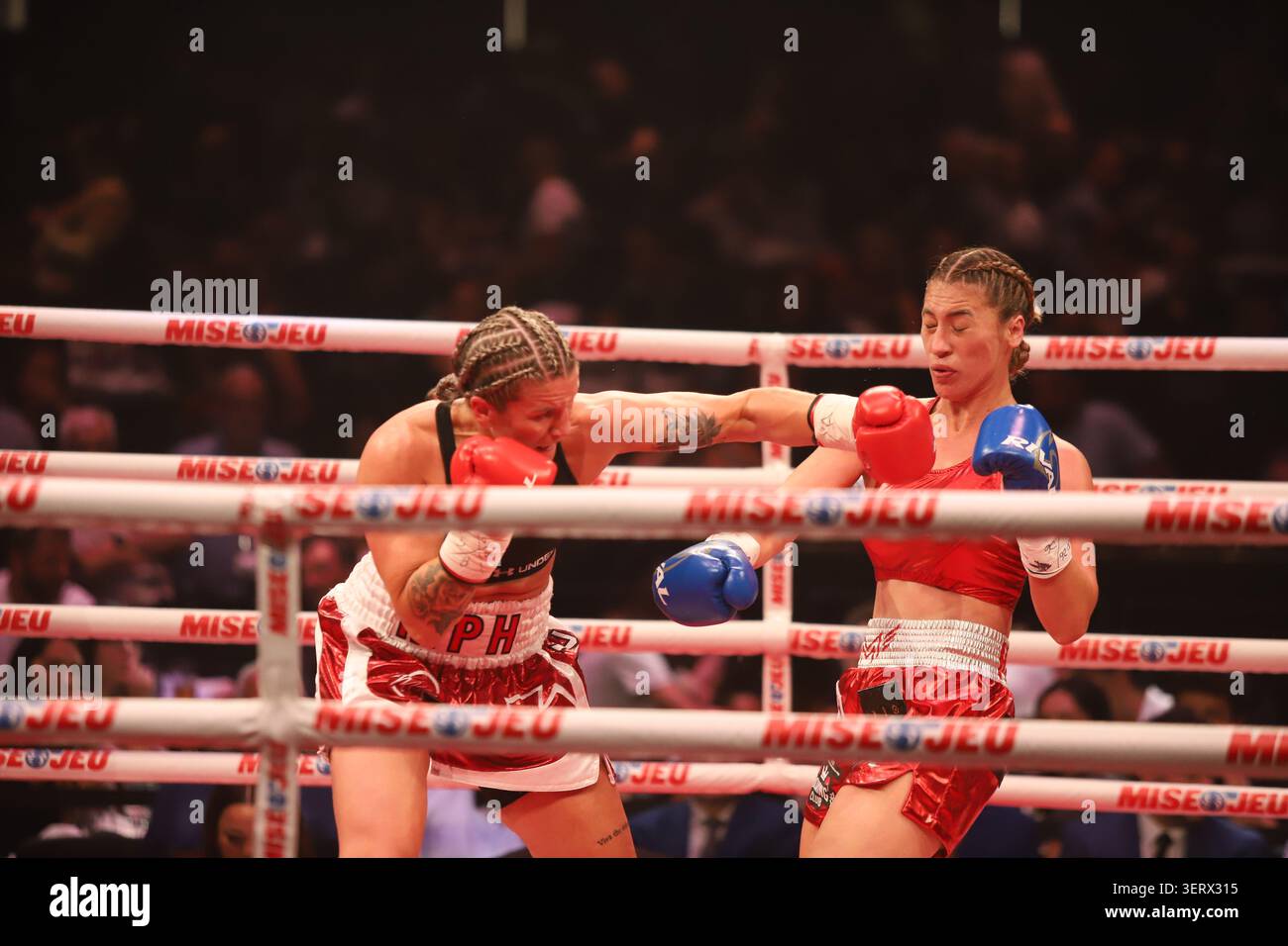 Canadian boxer Marie-Pier Houle punches Mexican boxer María del Sol ...