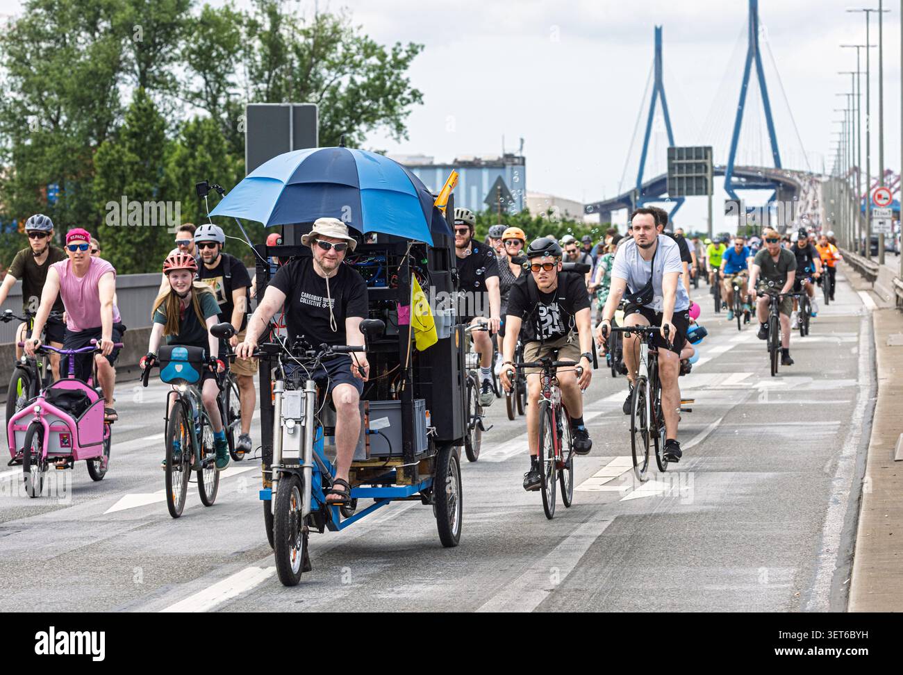 21 June 2026, Hamburg: Participants in the ADFC bike rally ride across ...