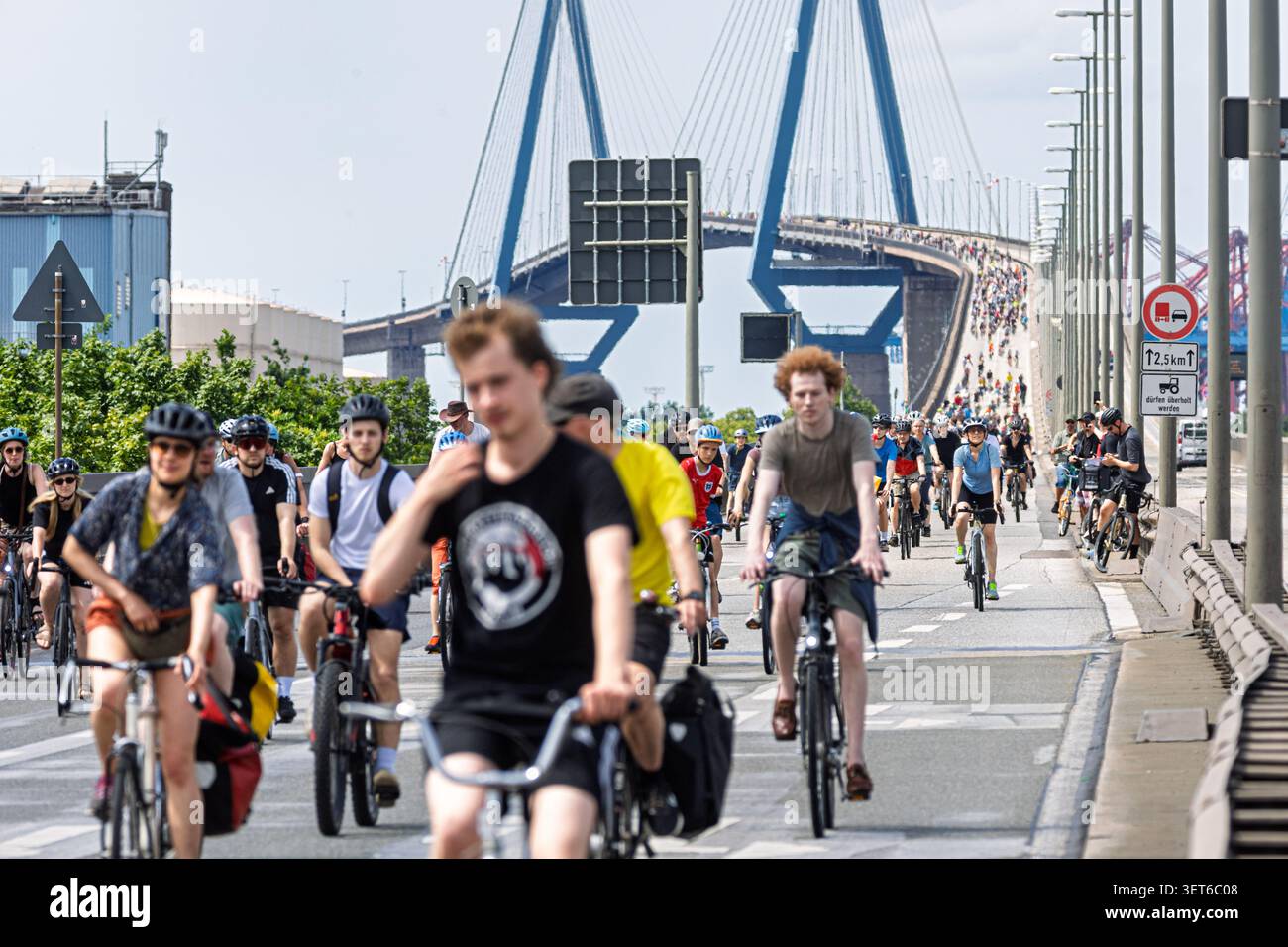 21 June 2026, Hamburg: Participants in the ADFC bike rally ride across ...