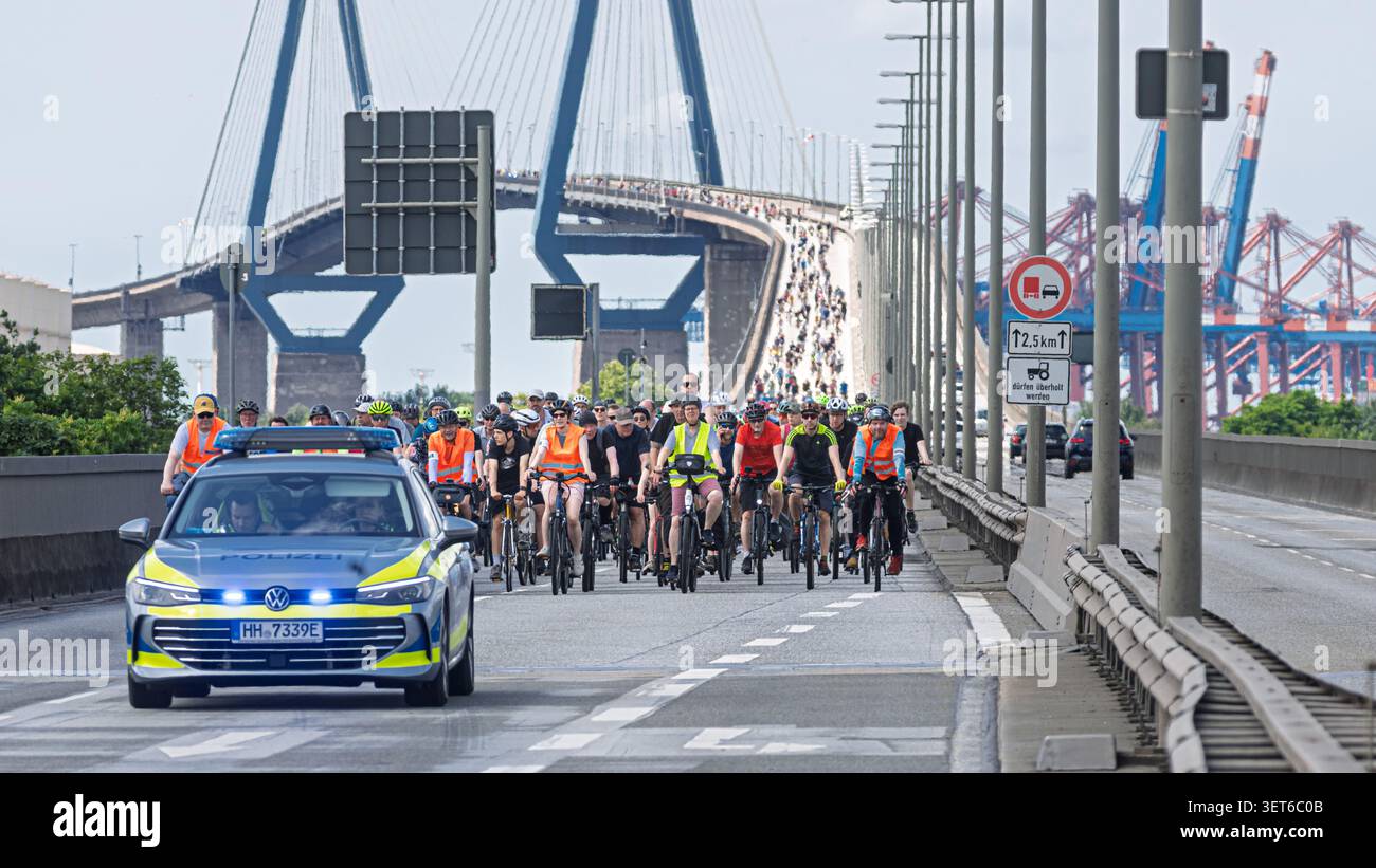 21 June 2026, Hamburg: Participants in the ADFC bike rally ride across ...