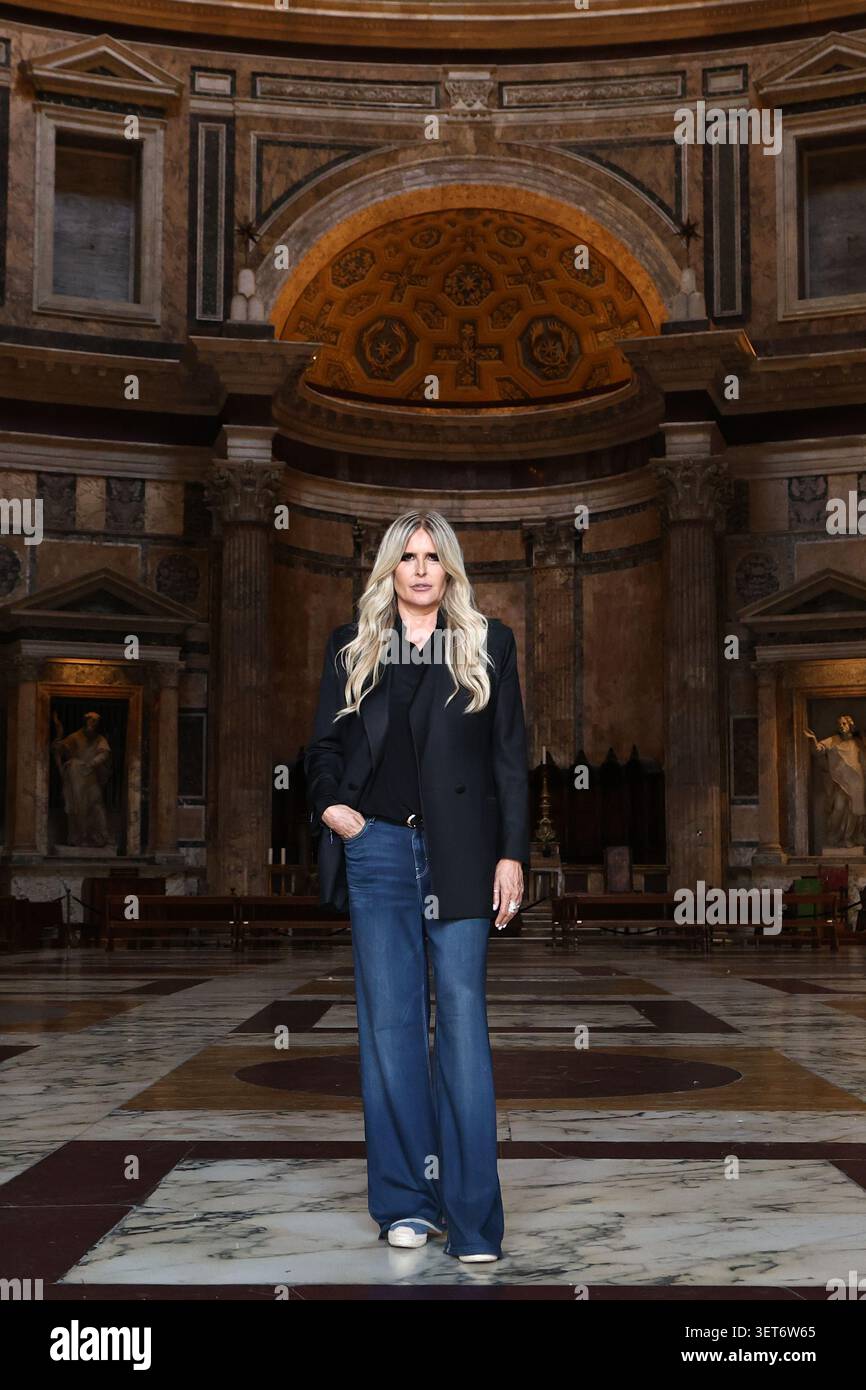 IPA85912542 - Rome, the Pantheon, Filming Italy Masterclass. Pictured ...
