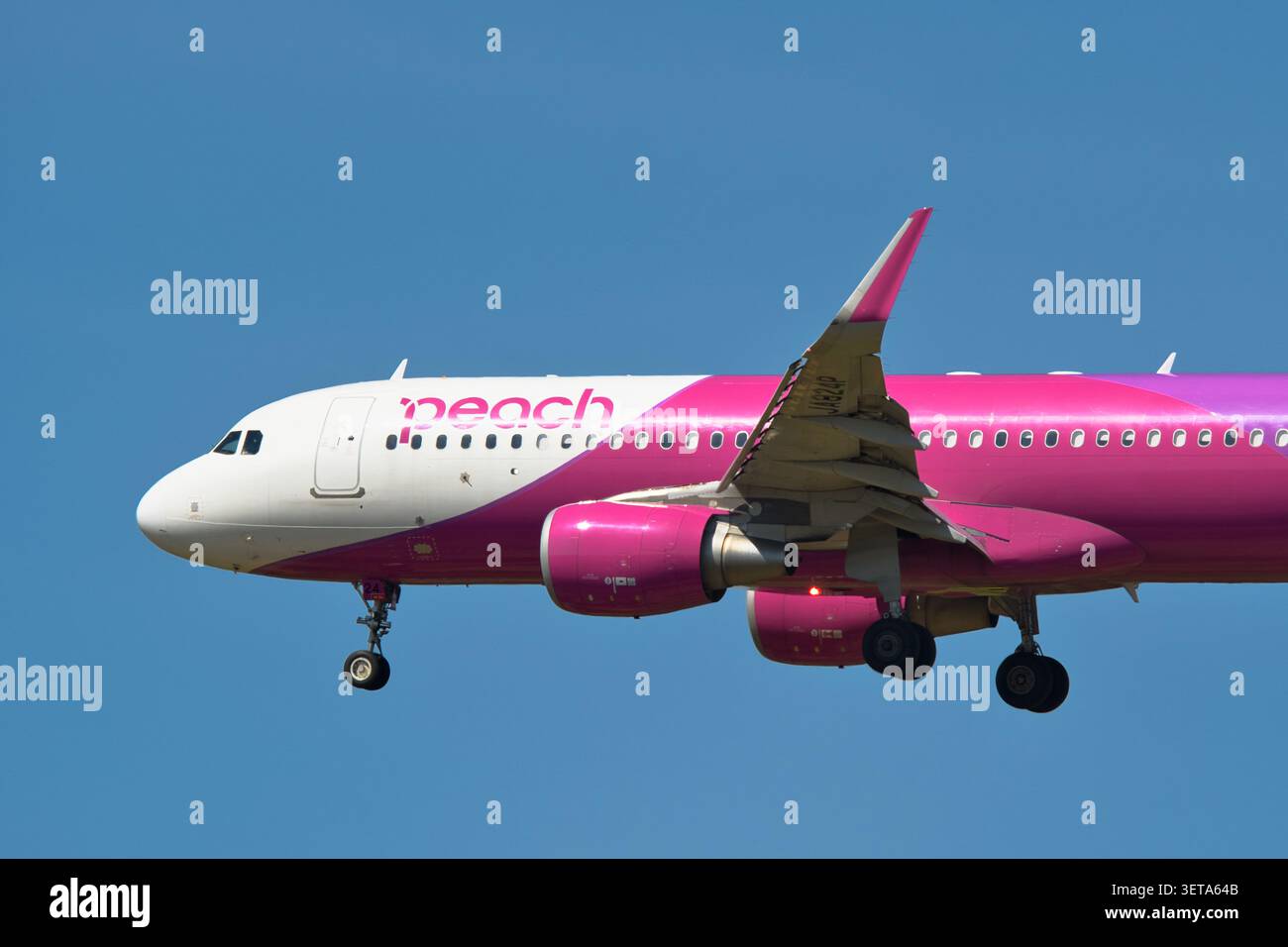 Peach airlines hi-res stock photography and images - Alamy