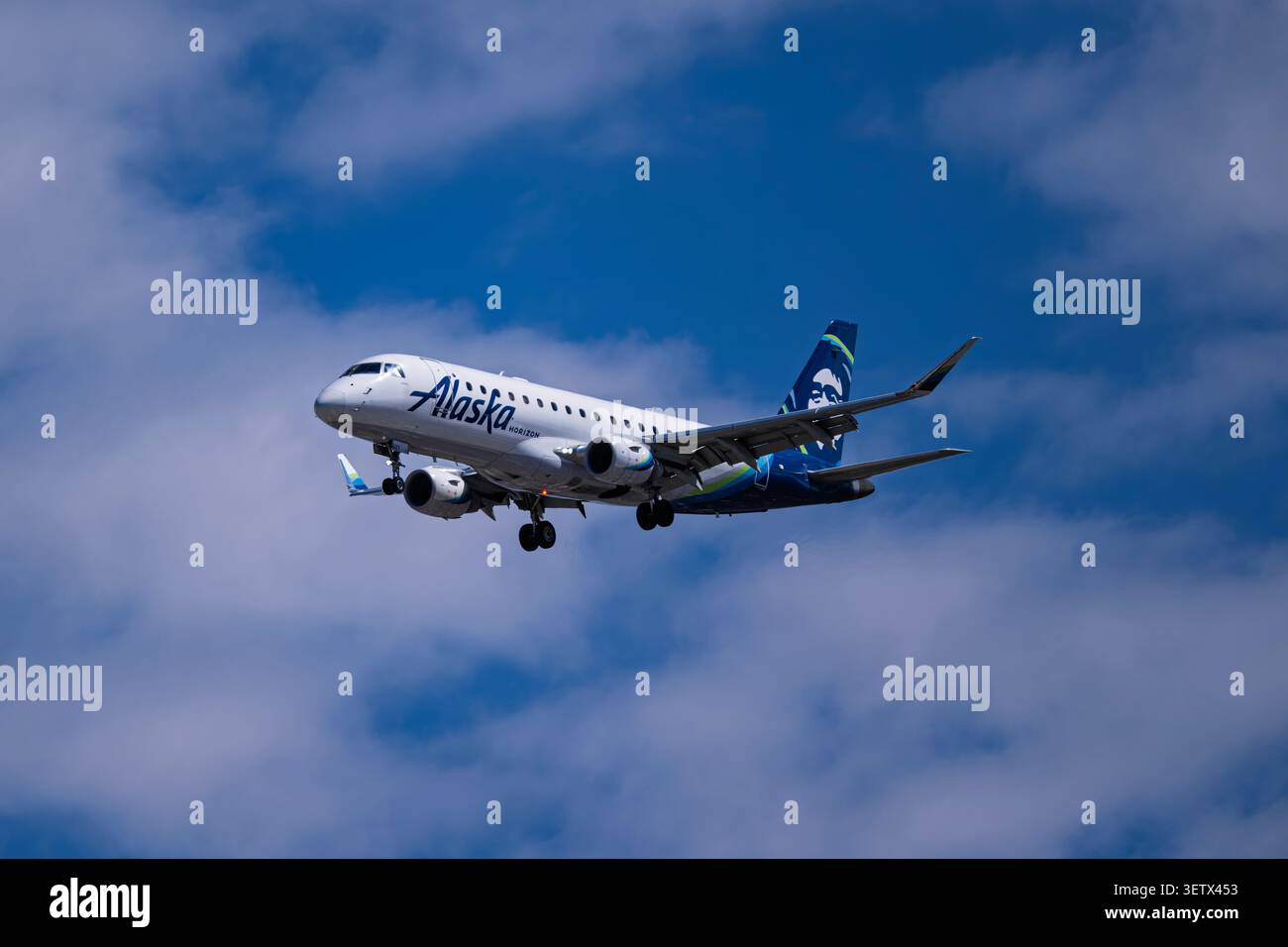 Alaska airlines embraer 175 hi-res stock photography and images