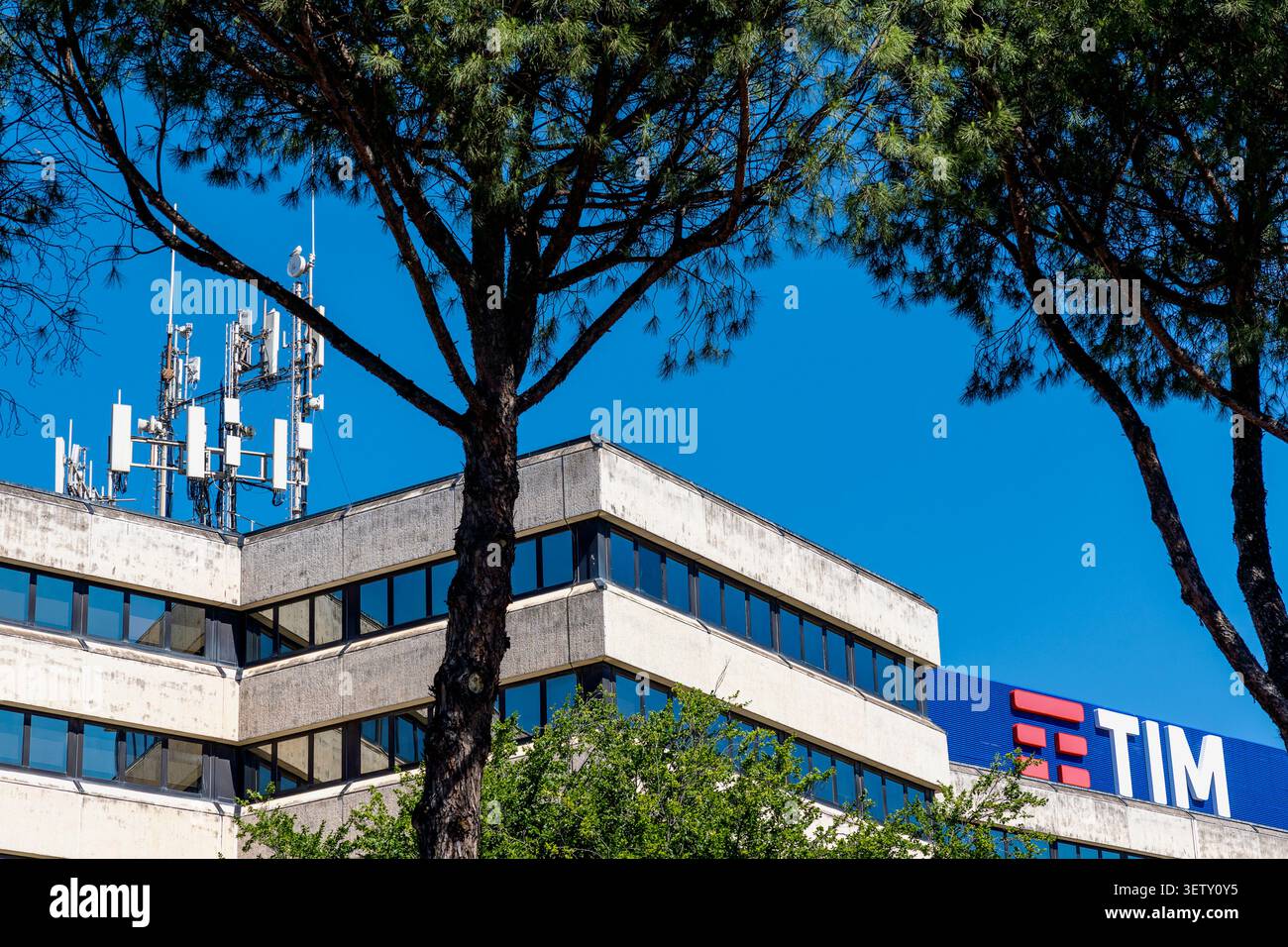 Billboard antenna hi-res stock photography and images - Alamy