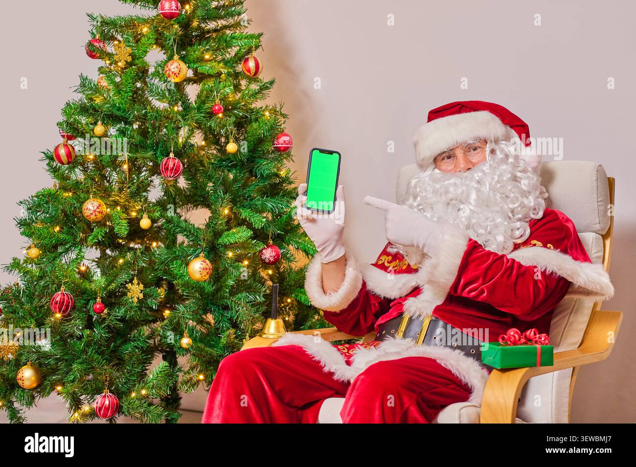 Hand presents smartphone green screen hi-res stock photography and ...