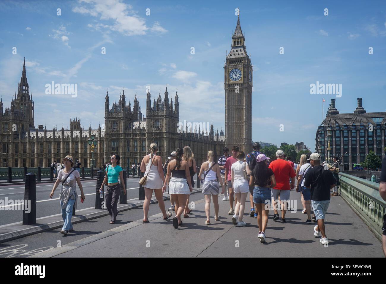 Sweltering Condition UK Heatwave: London 26 June 2026 Pedestrians brave the sweltering ...