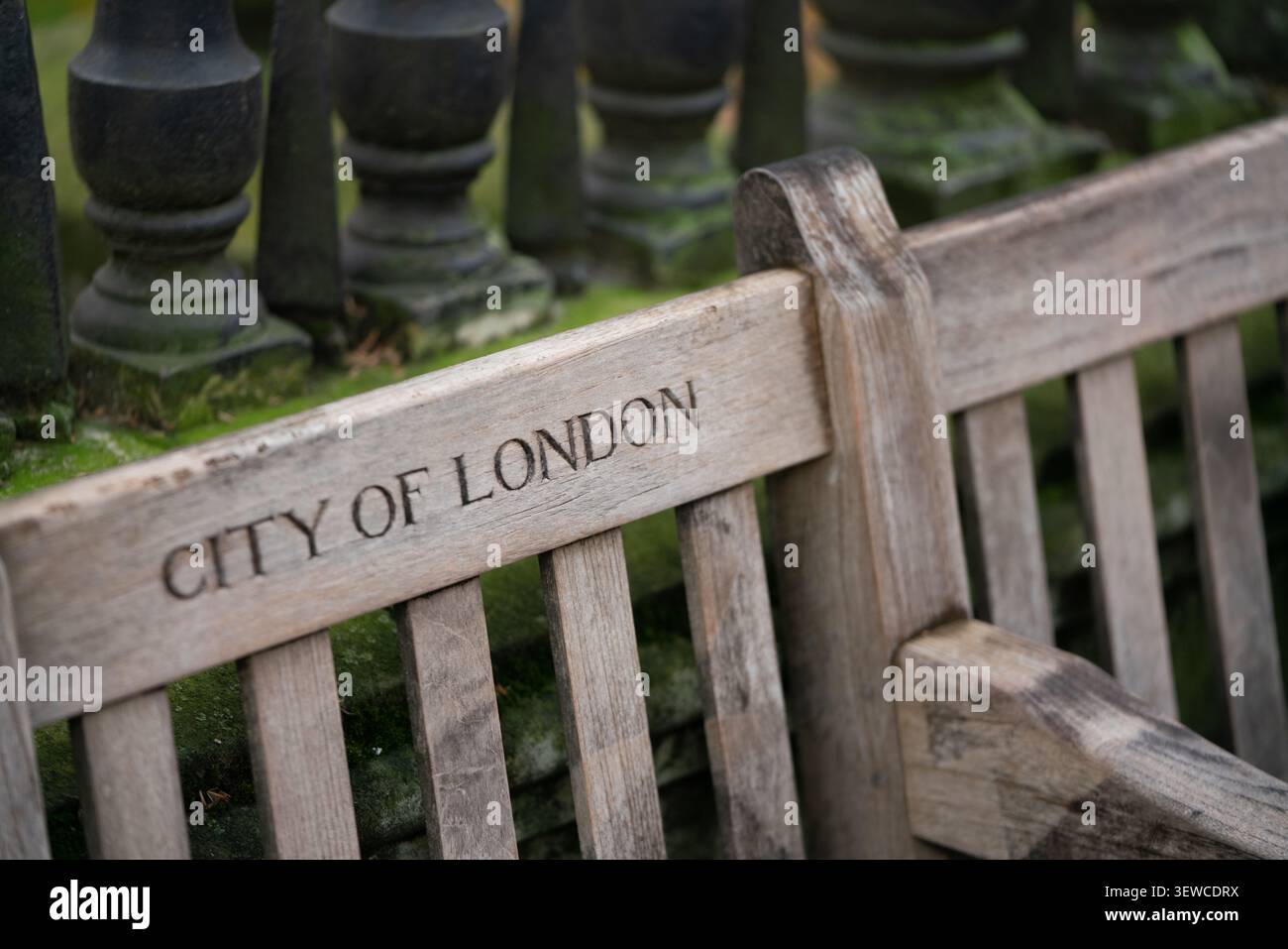 Bench city hi-res stock photography and images - Alamy