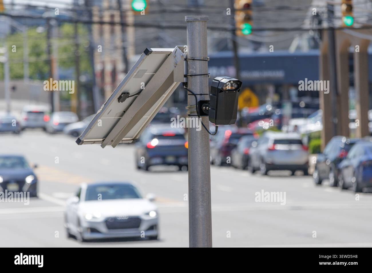 Fort Lee, NJ, USA - May 17, 2026: Solar-powered Flock Safety AI license plate reader camera monitors street traffic in Fort Lee, New Jersey. Stock Photo