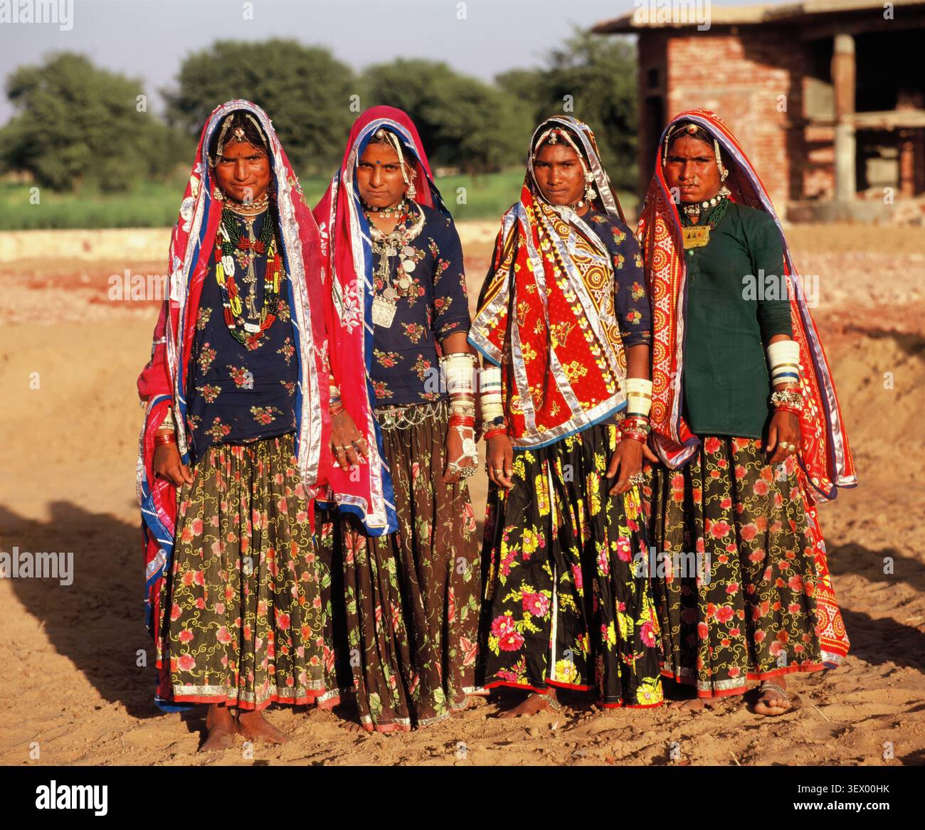 rajasthani ladies dress Costume traditional women hi-res stock photography and images singlesize23