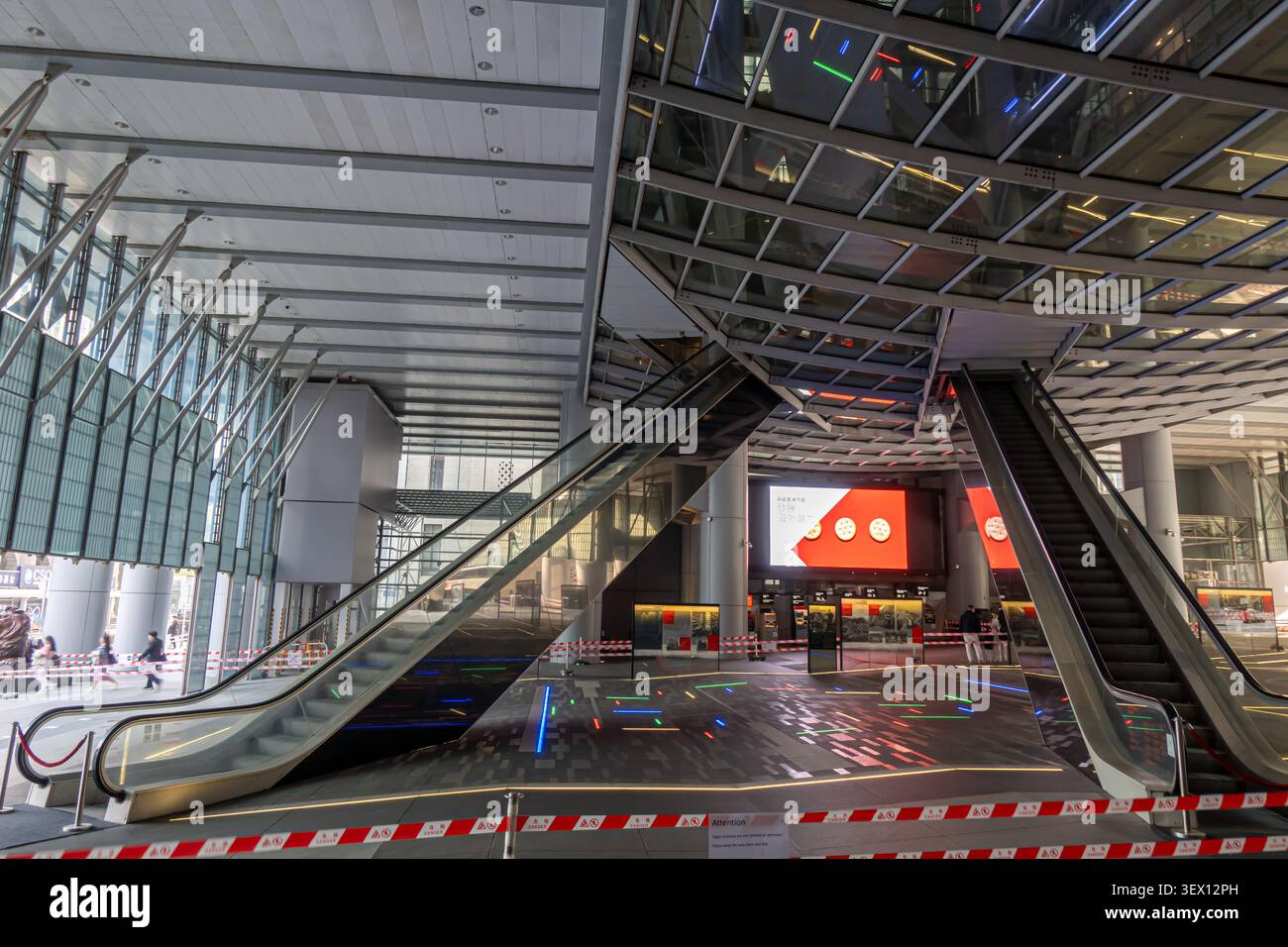 Glass enclosed escalator hi-res stock photography and images - Alamy