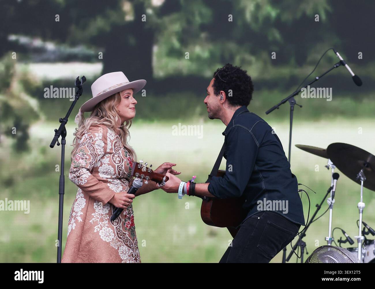 Crissie Rhodes Of The Shires Supporting Garth Brooks On The Great Oak crissie-rhodes-of-the-shires-supporting-garth-brooks-on-the-great-oak