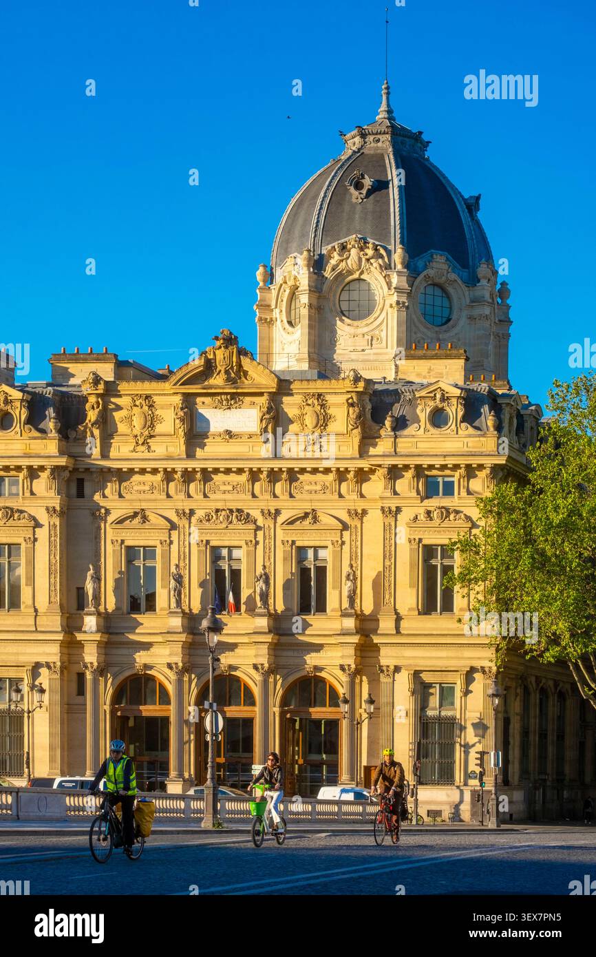 France, Paris, Registry of the Paris Commercial Court or Commercial Court and the Pont au Change Stock Photo