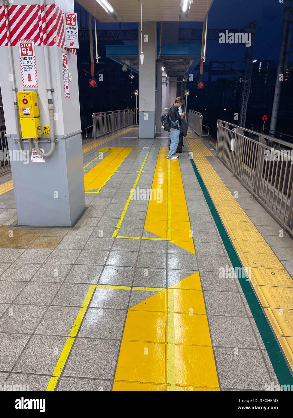 Japanese platform markings hi-res stock photography and images - Alamy