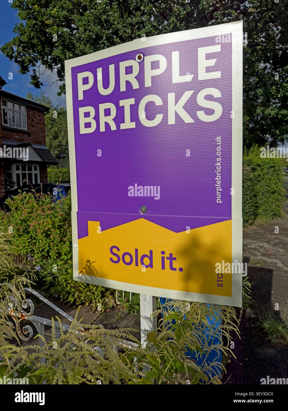 Purplebricks “Sold it.” estate agency board outside a UK residential property, indicating an agreed or completed house sale Stock Photo