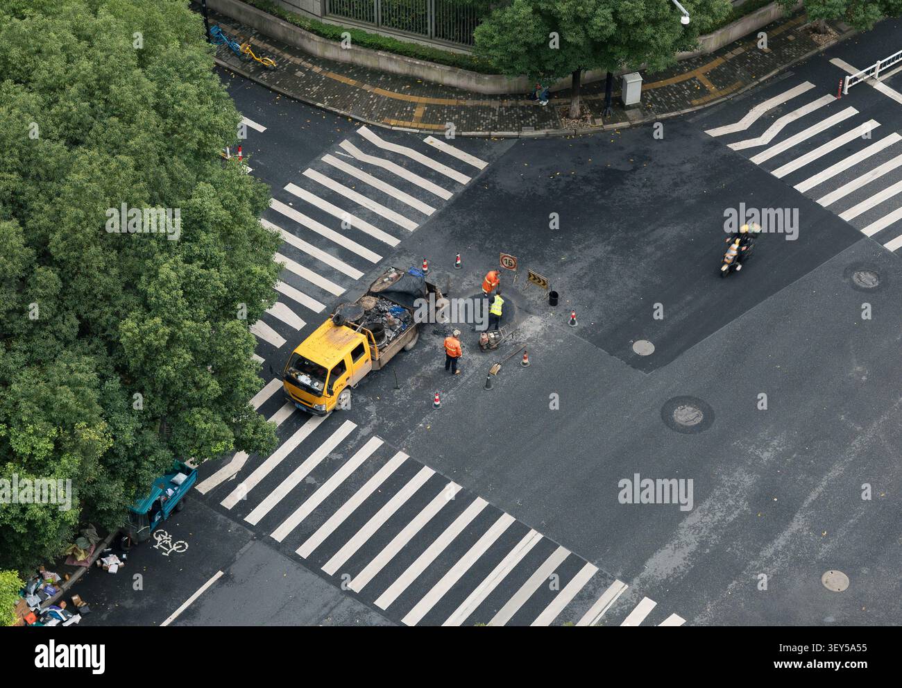 Truck at road intersection hi-res stock photography and images - Alamy