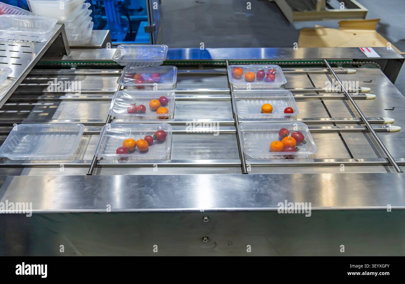Automatic food flow wrapping machine.fruit on flow pillow packing machine. Stock Photo