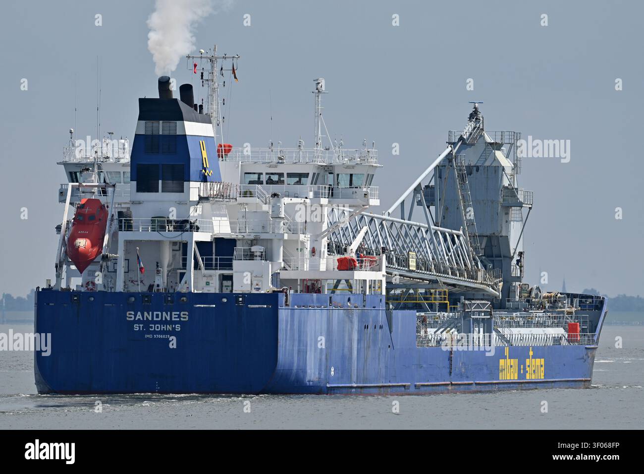 Self-discharging bulk-carrier SANDNES passing Cuxhaven Stock Photo