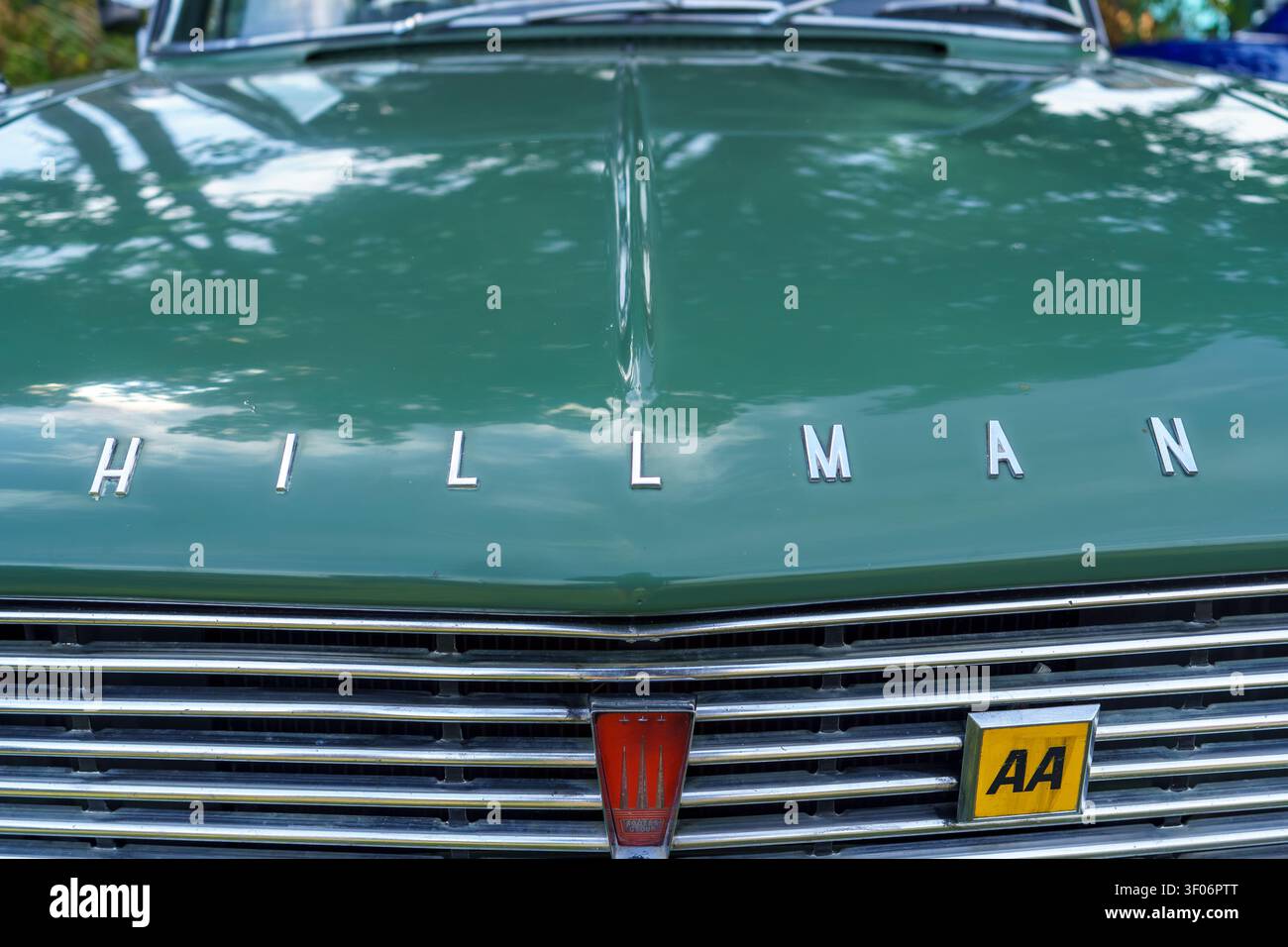 Hillman classic car badge hi-res stock photography and images - Alamy