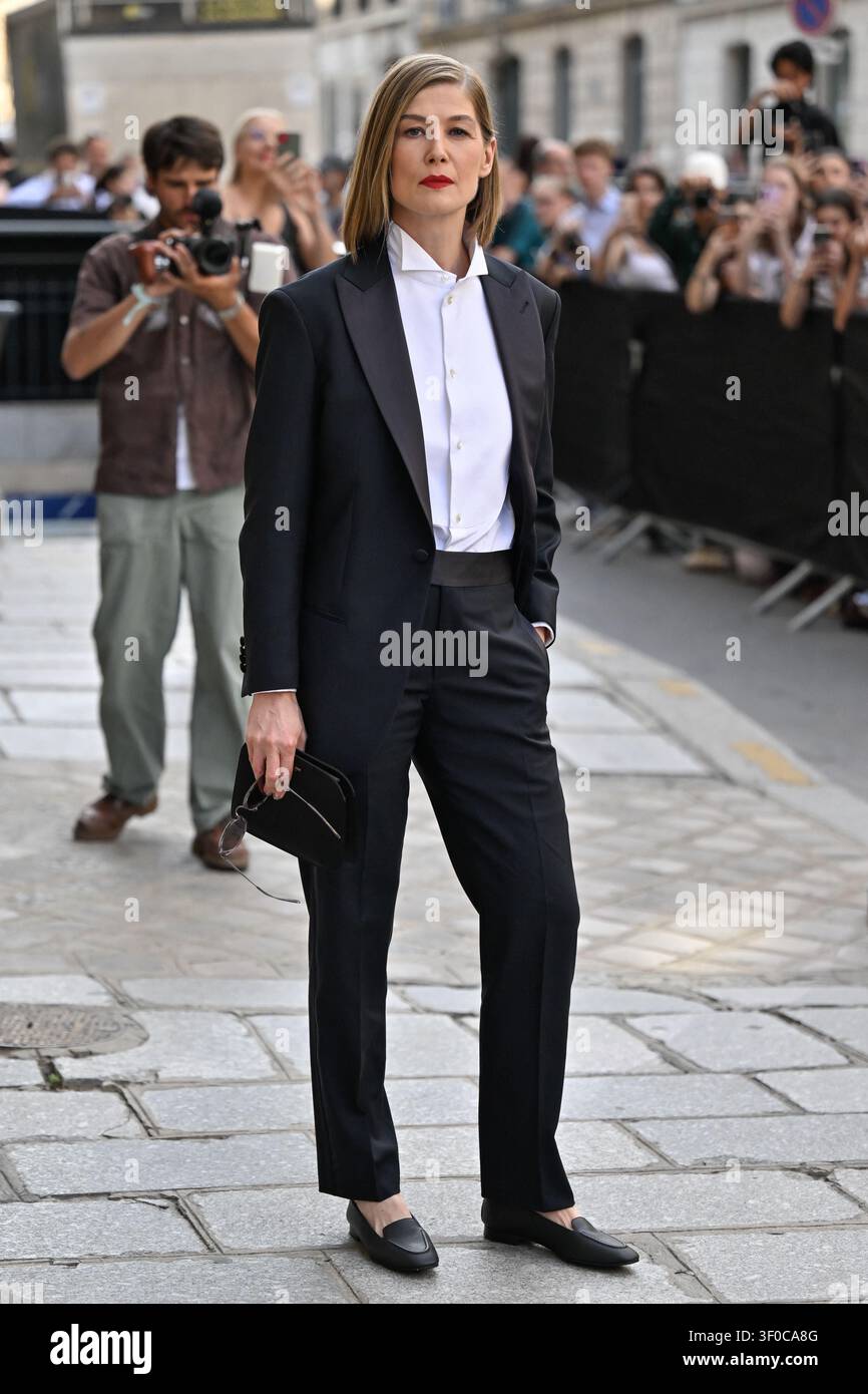 rosamund-pike-arriving-at-the-armani-prive-show-during-haute-couture