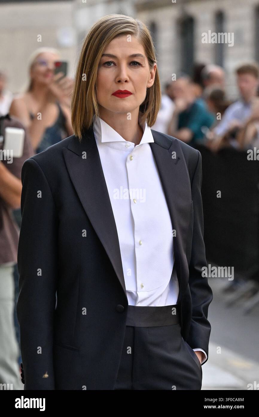 rosamund-pike-arriving-at-the-armani-prive-show-during-haute-couture