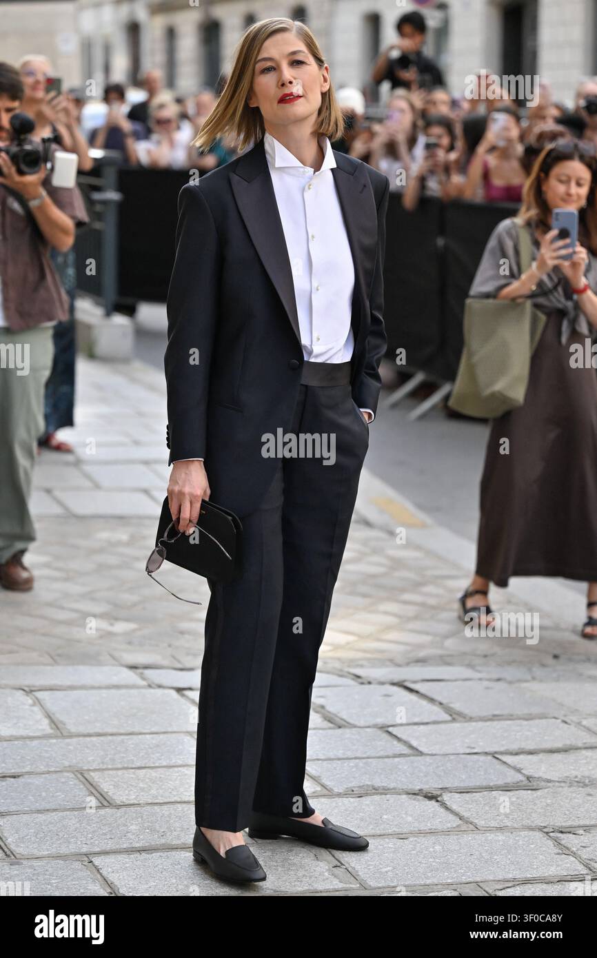rosamund-pike-arriving-at-the-armani-prive-show-during-haute-couture